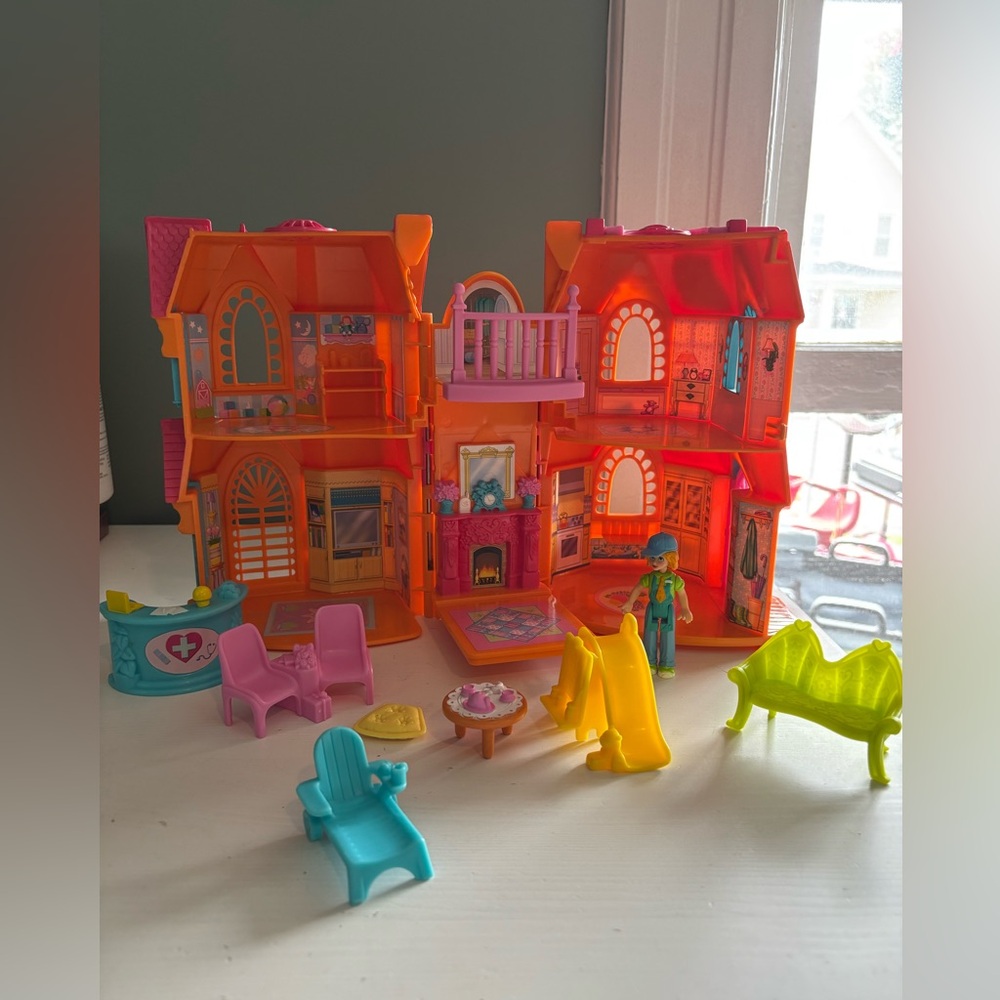 2004 Fisher Price Sweet Streets Village Victorian Home Dollhouse